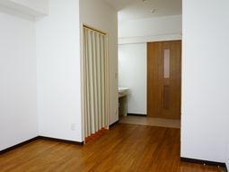 居室の入口と洗面所