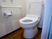 居住空間のトイレには、暖房便座を使用。便座の蓋を撤去することで、入居者の余分な作業の手間を省く工夫がしてある。