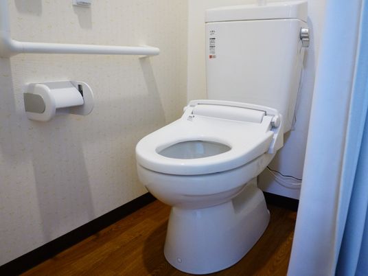 居住空間のトイレには、暖房便座を使用。便座の蓋を撤去することで、入居者の余分な作業の手間を省く工夫がしてある。