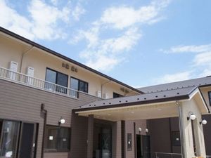 明るい外観の建物エントランス