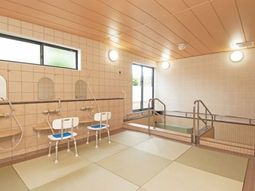 広々した明るい浴室
