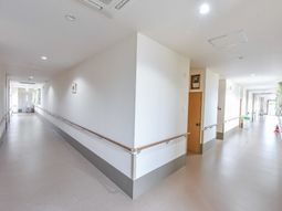 広々とした明るい廊下
