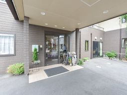 施設のエントランス外観