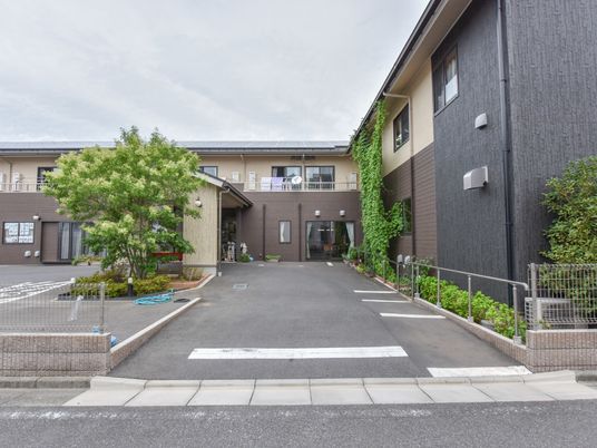 緑豊かな建物のエントランス