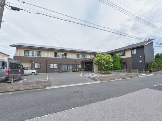 茶色の建物の外観