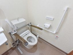 手すり付き清潔なトイレ