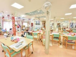明るい食堂の様子