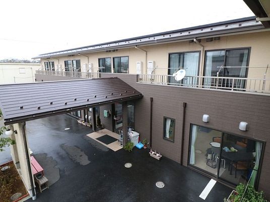 中庭を囲む建物外観  