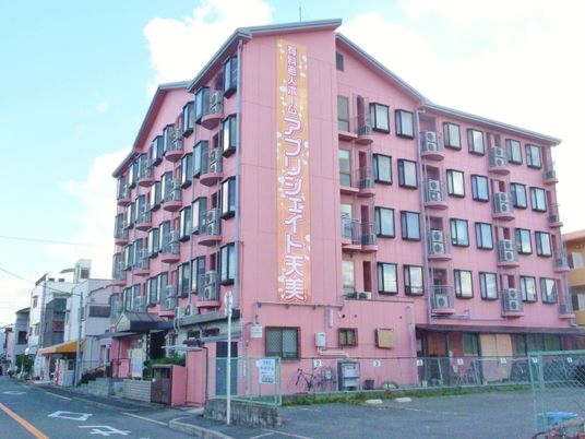 ピンク色の建物外観