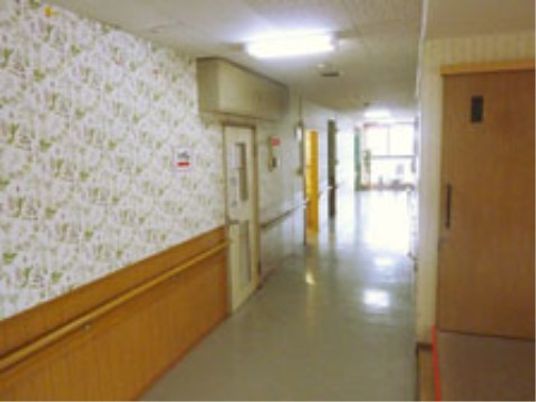 明るく広い廊下