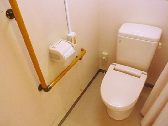 手すり付きのトイレ空間