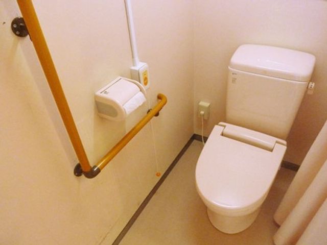 手すり付きのトイレ空間