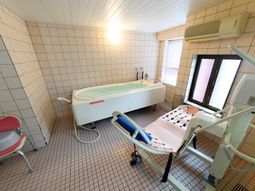 バリアフリーの浴室設備