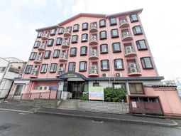 ピンクの建物の外観