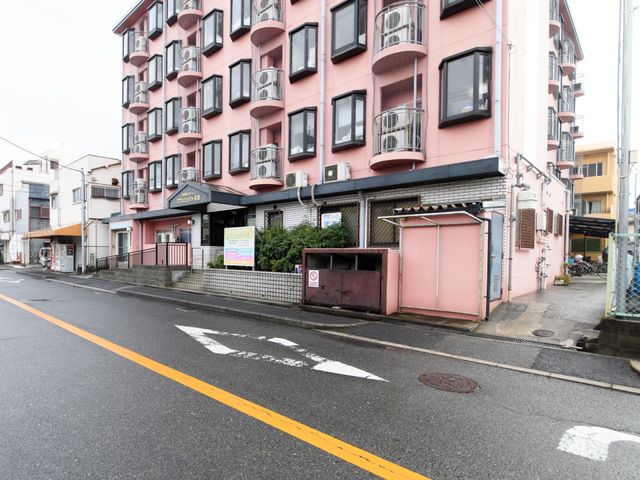 ピンクの建物の外観