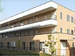 明るい施設の外観