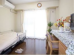 明るい居室の一角