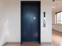青いエレベーターの扉とボタン