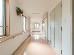 明るい廊下の風景