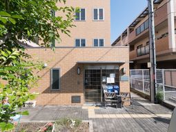 緑ある明るいエントランス