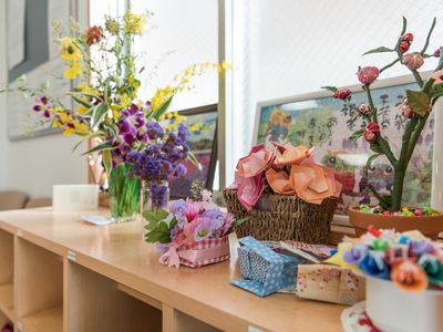 彩り豊かな手工芸品のテーブル