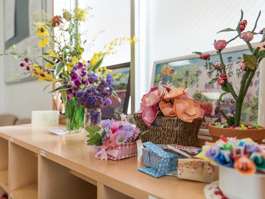 彩り豊かな手工芸品のテーブル