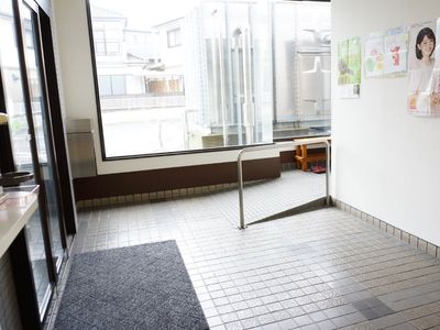 入口付近の明るい空間