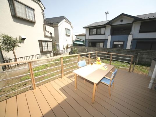 明るい屋外テラス
