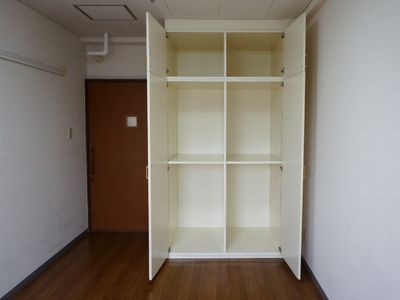 空の白い本棚と部屋