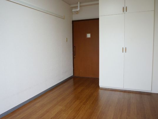 洋室の清潔感ある居室