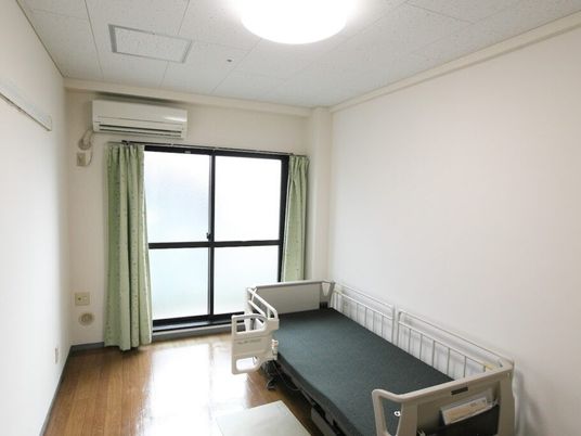 明るい居室のベッド