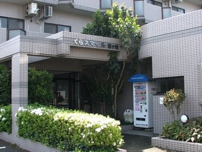 緑に囲まれた建物エントランス
