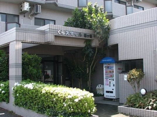 緑に囲まれた建物エントランス