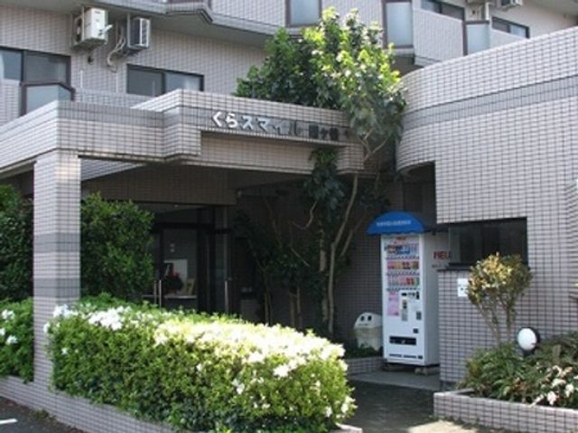 緑に囲まれた建物エントランス