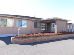 明るい外観の建物