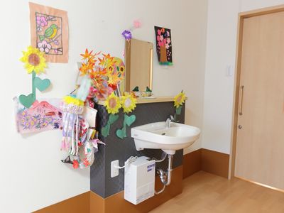 カラフルな手作り装飾の壁