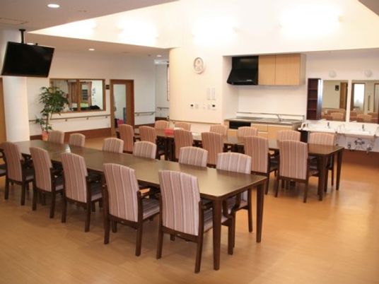 広々とした明るい食堂