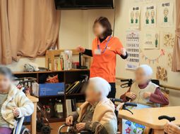 活動するスタッフと利用者