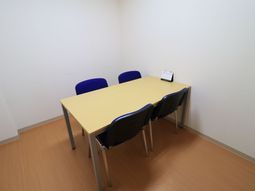 青い椅子のあるシンプルな部屋