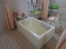 浴槽と介護用具の浴室