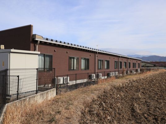 茶色の建物と青空外観