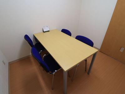 会議用テーブルと椅子