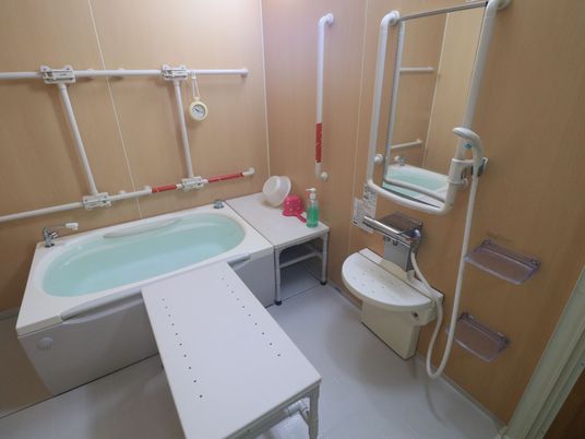 バリアフリー設計の浴室