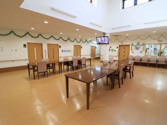 広々とした施設の食堂