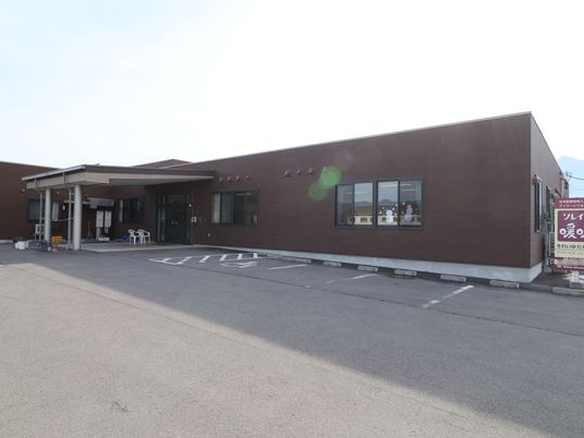 茶色い建物の外観