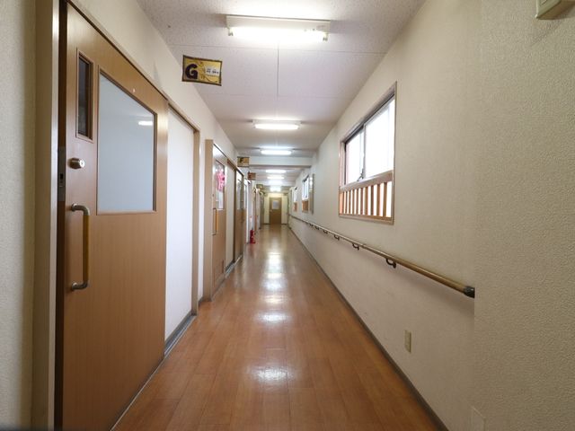 清潔な廊下 廊下 手すりが設置されたきれいな廊下です。ゆったりとした空間が就業環境の良さを示しています。