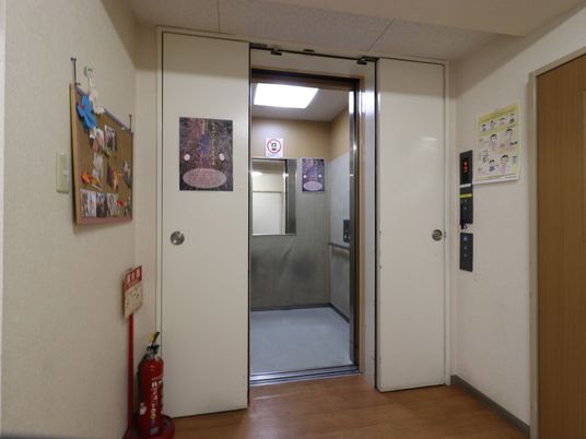 廊下にあるエレベーター