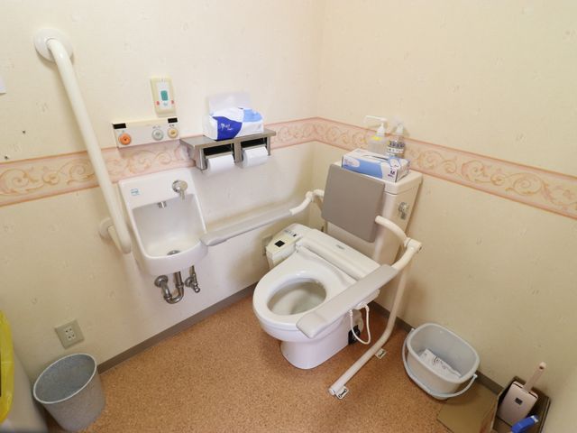 バリアフリートイレ設備 トイレ 手すりを備えた安全なトイレ空間です。必要な備品も整っており、快適にご利用頂けます。