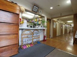 廊下の木目とスリッパラック
