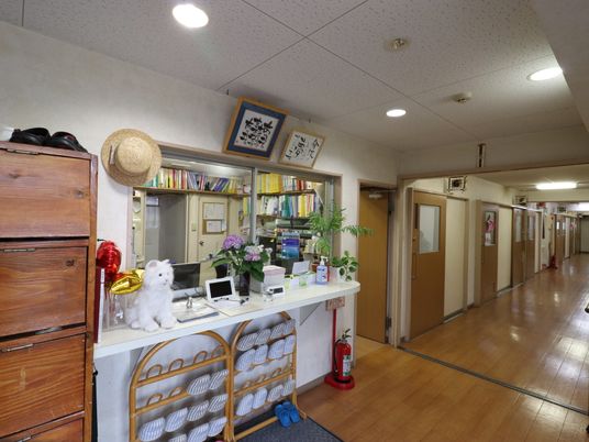 受付カウンターと廊下